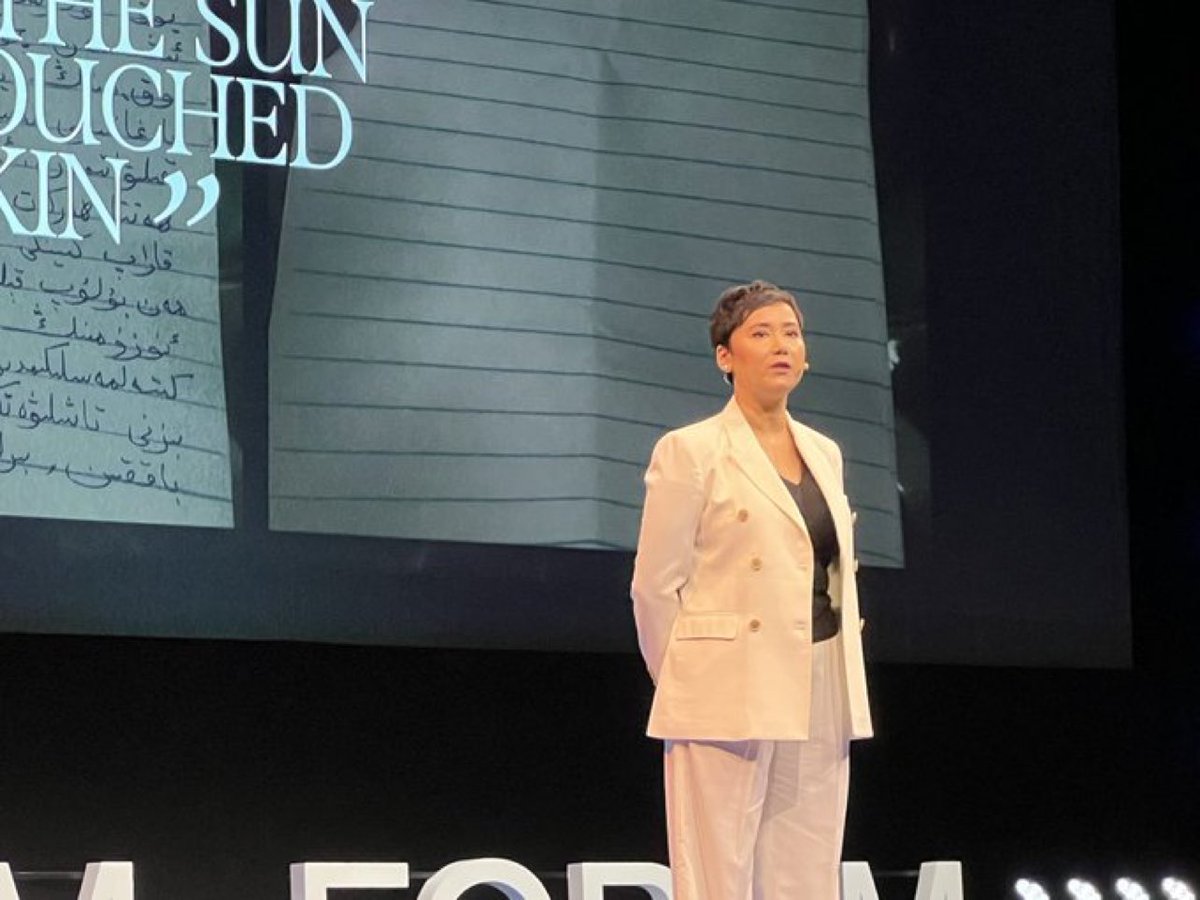 独立记者 <a href="/nyrola/">Nyrola</a> Elimä 在 #奥斯陆自由论坛（#OsloFreedomForum）上就维吾尔人民的困境进行了发言。

"各国政府用维吾尔人的生命换取交易"。

她还揭露了全球供应链背后的惨痛代价：

“清洁能源行业的背后，是维吾尔强迫劳动。”

这有力地提醒我们，沉默和共谋助长了种族灭绝。