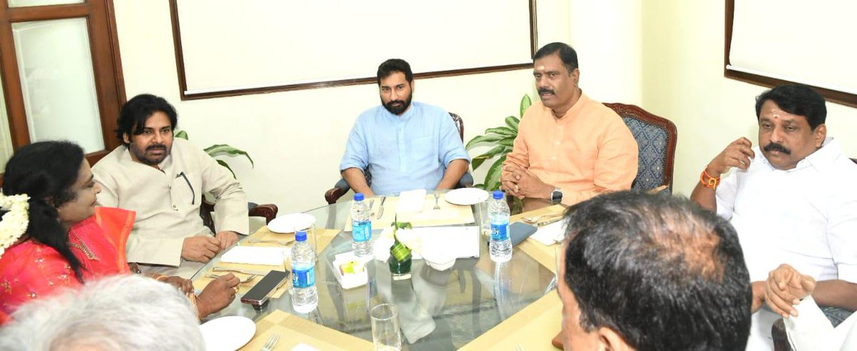 చెన్నైలో తమిళనాడు రాష్ట్ర బీజేపీ  నేతలతో సమావేశమైన జనసేన అధ్యక్షులు, రాష్ట్ర ఉప ముఖ్యమంత్రి శ్రీ <a href="/PawanKalyan/">Pawan Kalyan</a> గారు. ఈ సమావేశంలో తెలంగాణ మాజీ గవర్నర్ శ్రీమతి తమిళసై సౌందరరాజన్, బీజేపీ తమిళనాడు అధ్యక్షుడు శ్రీ నయనార్ నాగేంద్రన్, వన్ నేషన్ వన్ ఎలక్షన్ జాతీయ కన్వీనర్ శ్రీ అనిల్