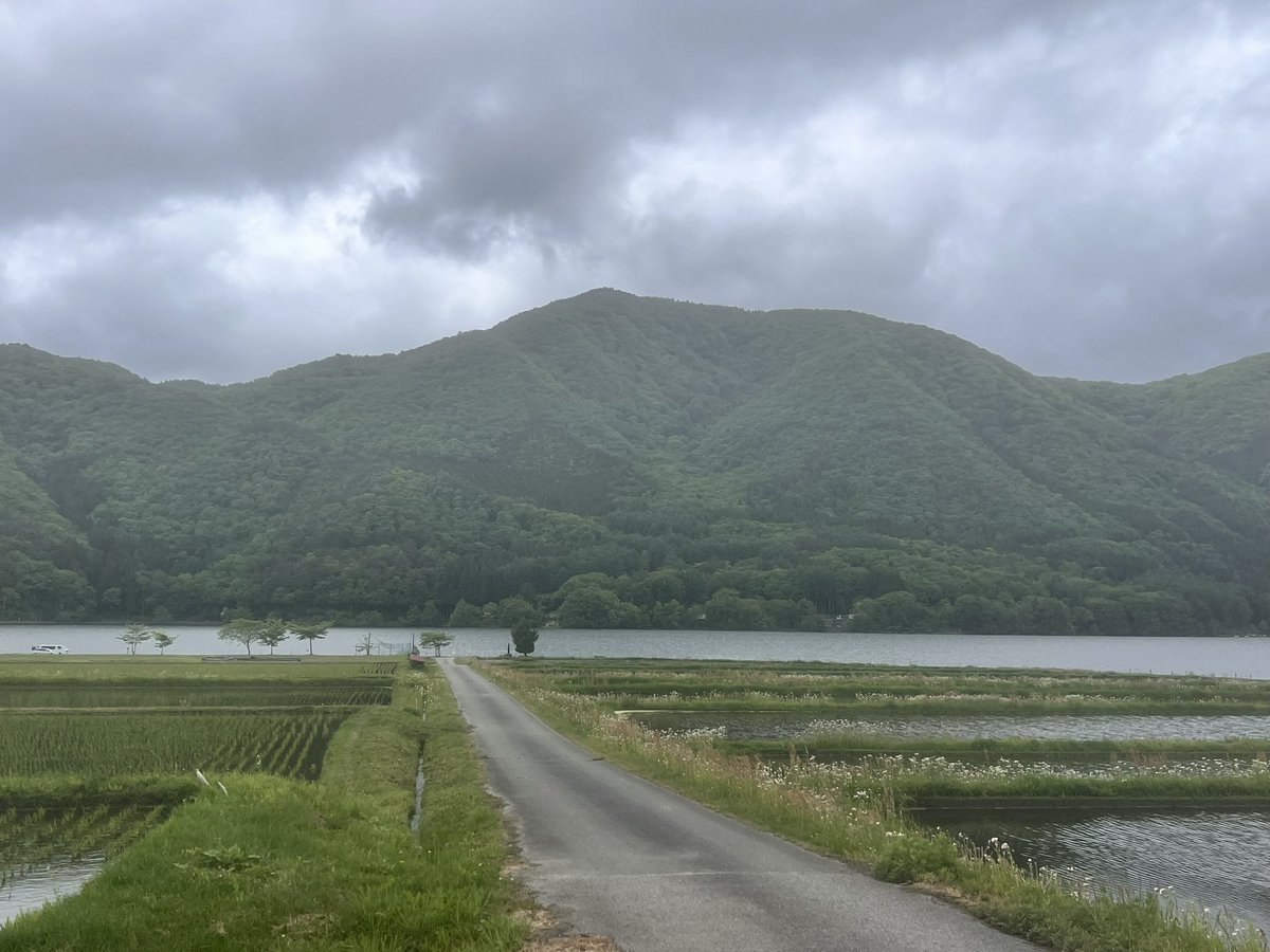 PinarelloB's tweet photo. AACR序盤の激しい雨に打たれ、iPhoneのカメラの内側に水滴が入ってしまい、水没状態に😭

故障の危険性があるので、乾燥剤をジップロックにいれて、今も絶賛���燥中。防水じゃねーのかよ！

My AACR史上一番景色が映えなかったけど、これはこれで思い出に残るから結果オーライやね😊

#AACR https://t.co/kISA2aZ5eX