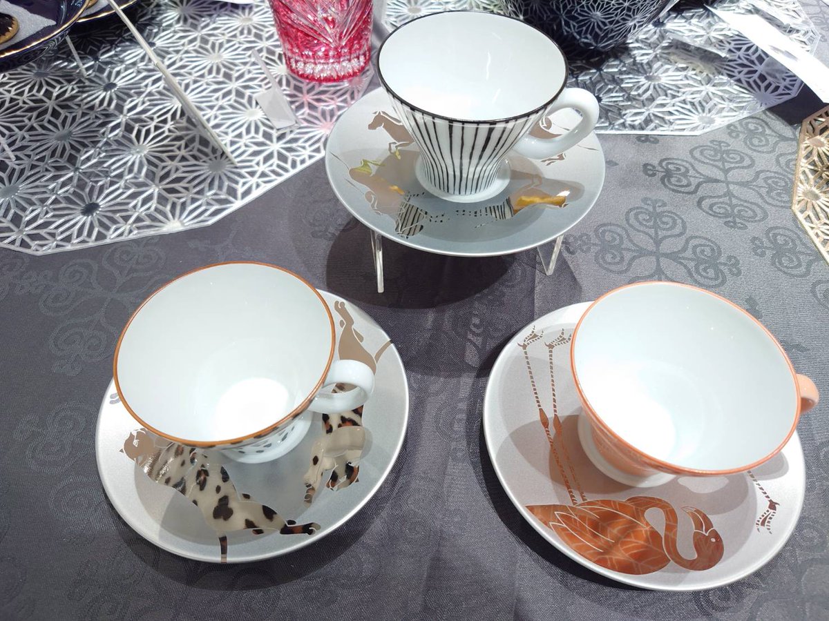 【香蘭社商品ご紹介①】
レオパード柄のカップをソーサーにのせると、ヒョウが現れます！目でも楽しめるカップ＆ソーサーです😆
他にもシマウマとフラミンゴがございます✨