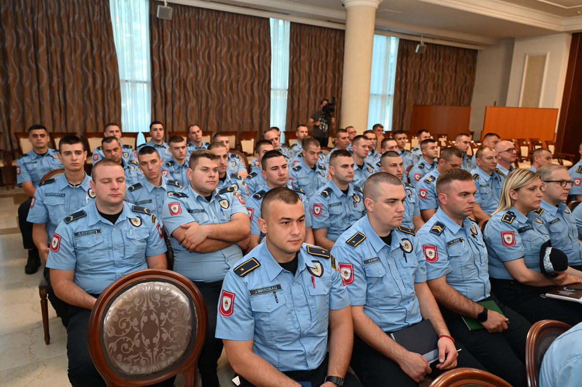 Vlada_Srpske's tweet photo. Премијер Републике Српске Радован Вишковић изјавио је данас, учествујући на округлом столу о безбједности саобраћаја, да га посебно забрињава податак да је у прва четири мјесеца ове године на путевима Републике Српске изгубљено 11 живота више него у истом периоду прошле године. https://t.co/etxWfwgVPb