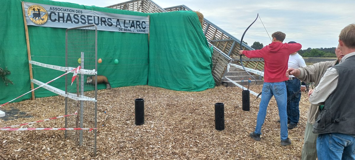 d4v1d_0ff's tweet photo. Samedi à "Nature et Vénerie en fête" à Fontainebleau au stand de l'#ACASM avec la @fdchasseurs77. Pas de pluie, beaucoup de monde, une bien belle journée. #ChasseArc #ChassePartage #FFCA https://t.co/DgbGWrbw8H