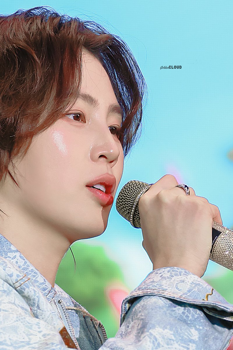 250518  그린캠프페스티벌        

노래하는 하성운 너무 예뻐서 또 크롭 ෆු(˃ர˂)ෆු
매번 말하지만 너의 집앞에서 입덕! 목소리 입덕인데 설득력이..🤭

#하성운 #HASUNGWOON 
#河成雲 #ハソンウン #ซองอุน #그캠페 #GREENCAMPFESTIVAL <a href="/gooreumseng/">하성운</a>