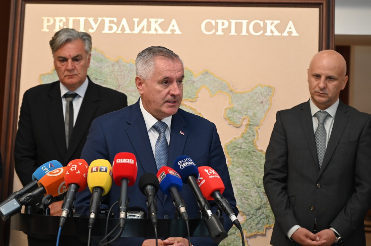 Vlada_Srpske's tweet photo. Премијер Републике Српске Радован Вишковић изјавио је данас, учествујући на округлом столу о безбједности саобраћаја, да га посебно забрињава податак да је у прва четири мјесеца ове године на путевима Републике Српске изгубљено 11 живота више него у истом периоду прошле године. https://t.co/etxWfwgVPb
