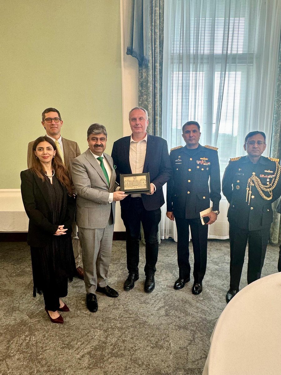 Secretary Defence Lt. Gen. (R) Muhammad Ali called on 🇨🇿National Security Adviser, Amb. Tomas Pojar. The two sides had an in-depth discussion on all matters of mutual interest. Both sides also discussed the regional situation in South Asia &amp; recent developments in this context.