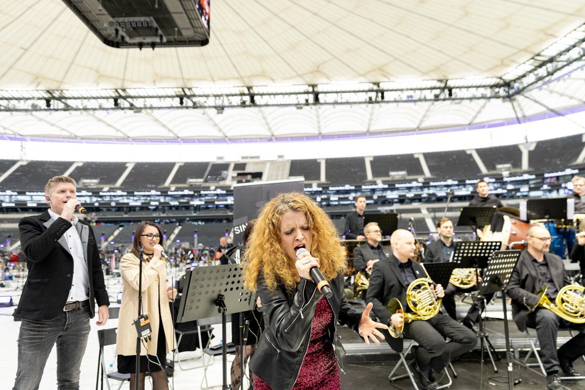 Was für eine Show! 🎙️🎸

Am vergangenen Samstag erreichte THE GRAND JAM mit 1.231 Musikerinnen und Musikern den Weltrekord für die „größte live spielende Rockband“ im Deutsche Bank Park. 😍🤘

#deutschebankpark #thegrandjam #weltrekord