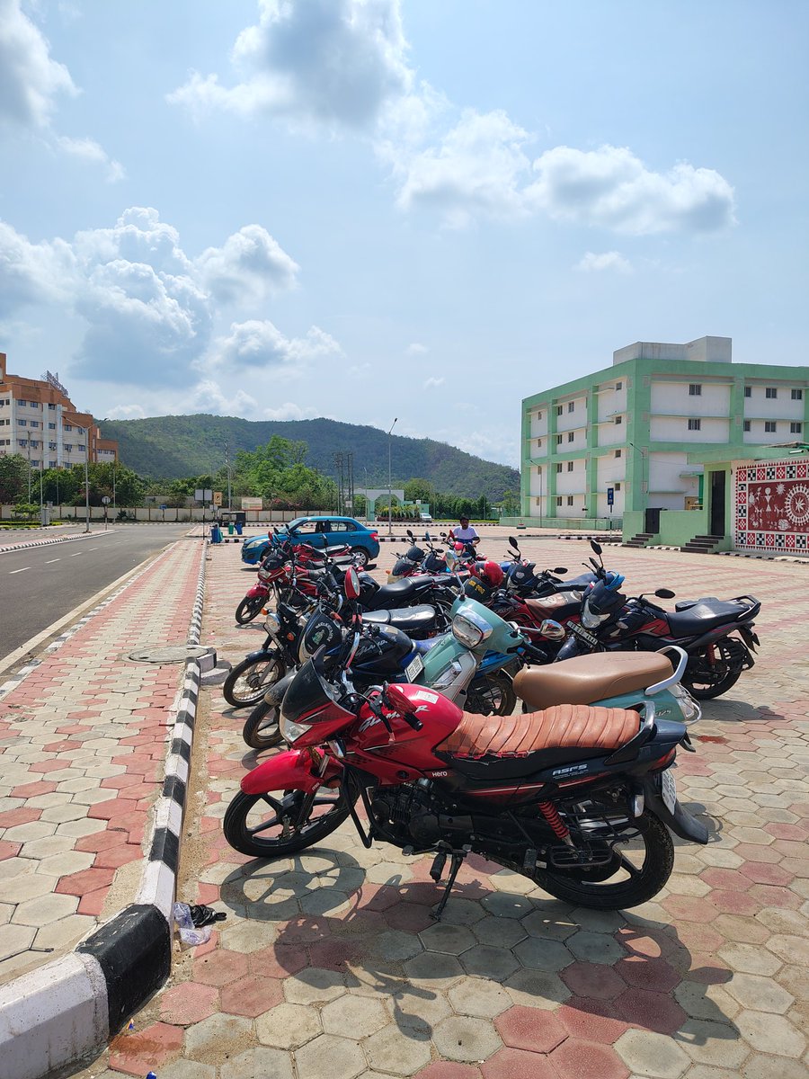 PritishKumarS20's tweet photo. Requesting for a shade in parking area in Bhima bhoi Medical College &amp; Hospital, Balangir. Vehicles are suffering under extreme summer heat. Kindly consider a shed or temporary cover. #PublicConcern #Balangir #Odisha https://t.co/Q7nSwIgopU