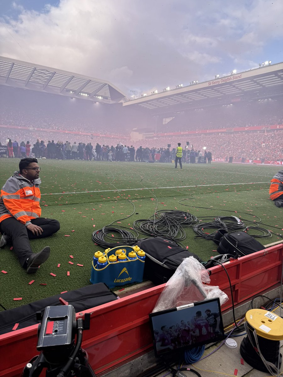 Carl90lfc's tweet image. Watching a team you spend grands following around the world lift the league from a tele in the kop.
All because they put the same media infront of the kop so the first 8 rows couldnt see a thing while the away end seen it all
@LFC pulled it out the bag here
@spiritofshankly