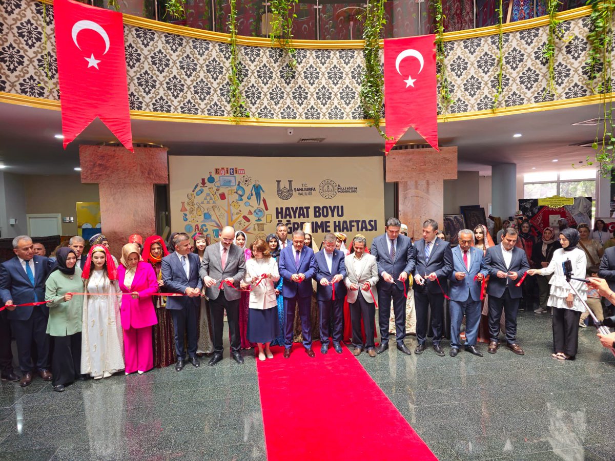 malicevheri's tweet photo. Şanlıurfa Valiliği ve İl Millî Eğitim Müdürlüğü iş birliğiyle düzenlenen Hayat Boyu Öğrenme Haftası kapsamında, Halk Eğitim Merkezlerimizin yıl sonu sergisini Valimiz Hasan Şıldak, Haliliye Kaymakamımız Muhammed Serkan Şahin ve İl Protokolümüzle birlikte ziyaret ettik.

Yıl boyunca büyük bir emek ve özveriyle hazırlanan el emeği, göz nuru ürünleriyle sergide yer alan tüm kursiyerlerimizi gönülden kutluyorum.

Bu anlamlı çalışmalarda emeği geçen kıymetli öğretmenlerimize, usta öğreticilerimize ve Halk Eğitim camiamıza teşekkür ediyorum.