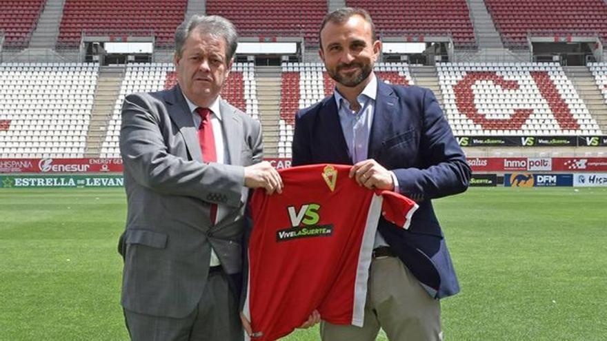 avomirallesf's tweet photo. La última vez que el Real Murcia disputó unos playoffs de ascenso a Segunda (17/18):

• El equipo de Salmerón afrontaba el playoff tras perder 0-2 en el último partido de liga.
• Raúl Moro "vendía" el club a los Gálvez.
• Toni Hernández entraba a la dirección deportiva grana.
• Mauricio GDLV comenzaba a reclamar lo que decía ser suyo.
• Entre tanto, el Murcia fichaba a Ongenda.
• Dimisiones, renuncias y expulsiones en la directiva y las consecuentes juntas.
• El Murcia era protagonista cada semana por un ridículo continuo.

Basta echar un poco la vista atrás para ser conscientes de lo que hemos llegado a sufrir en todos los ámbitos. Eso sí era sufrimiento.

Hoy TODO es radicalmente diferente. El Real Murcia está más sano que nunca gracias a la llegada de Felipe Moreno y, en lo deportivo, los de Fran Fernández tienen la oportunidad más clara de los últimos años para devolver al club a Segunda División.

Disfrutemos el camino, ya que el pasado no ha sido fácil ni bonito, es momento de disfrutar.

Rememos todos juntos, ahora que podemos de manera REAL. 

La unión hace la fuerza y este Real Murcia se merece que equipo, afición, medios de comunicación y ciudad vayan de la mano.

Es el año.