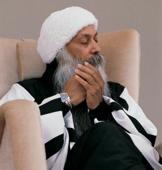 जब साधु संत भी सता पाने के लिए 
उछल कूद करने लगे 

तो समझ जाना, ताकत सता में है 
ईश्वर में नहीं