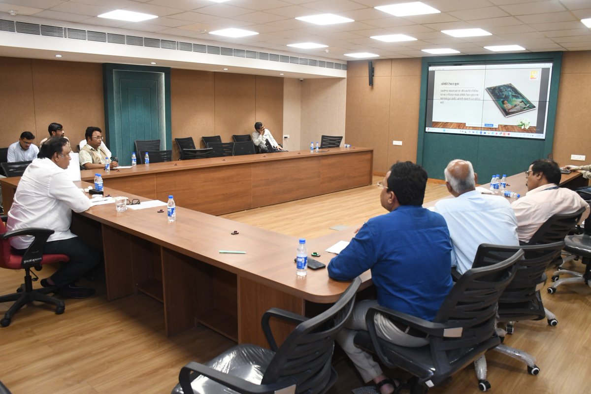 श्री संत ज्ञानेश्वर माऊलींच्या ७५० व्या जन्मवर्षानिमित्त २०२५ - २६ या आर्थिक वर्षात करण्यात येणाऱ्या कार्यक्रमाच्या तयारीबाबत सांस्कृतिक कार्य विभागाच्या अधिकाऱ्यांसोबत बैठक घेतली.

#Maharashtra #AshishShelar