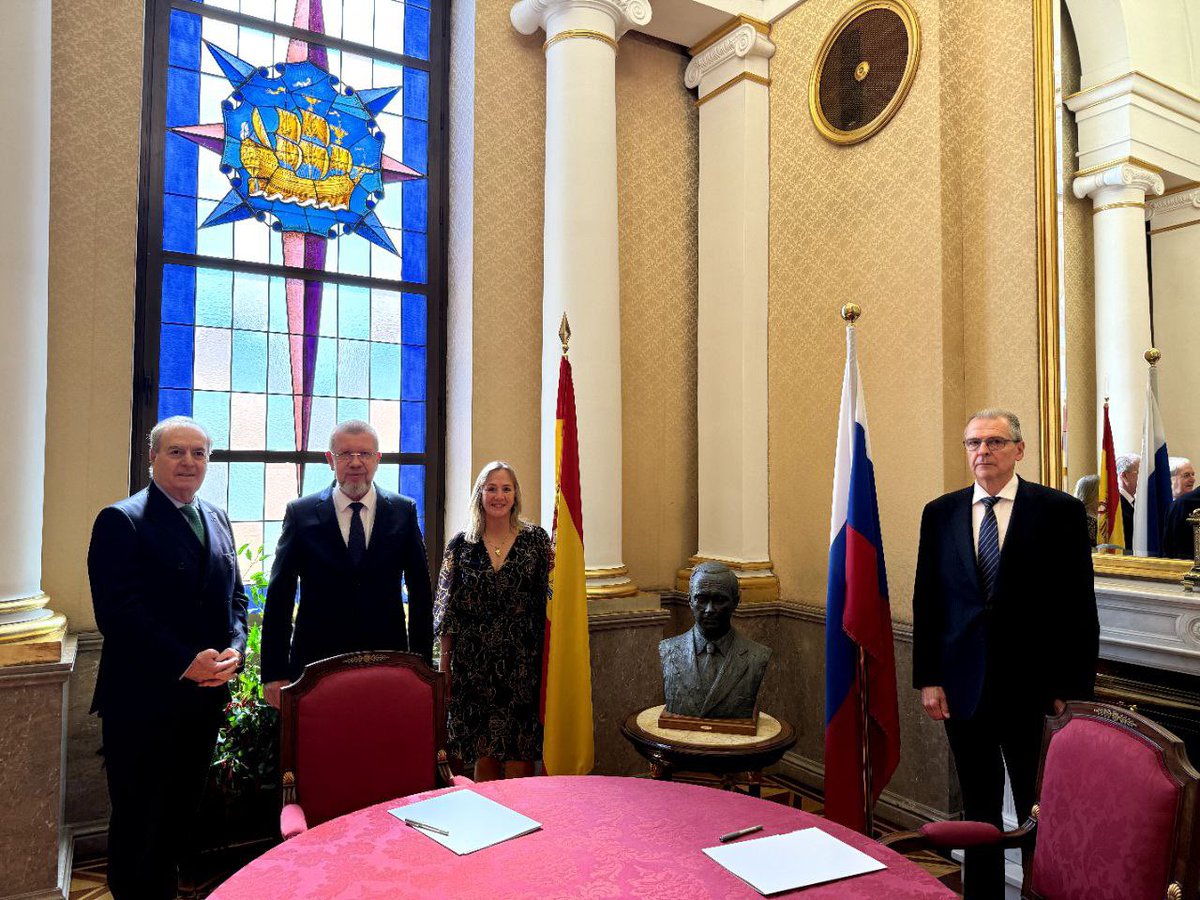 🇷🇺🇪🇸 En la Embajada de Rusia en España en un ambiente cálido y amistoso tuvo lugar la ceremonia de donación a la misión diplomática de la obra «Busto de Vladimir Putin», realizada por el famoso escultor español Santiago de Santiago. 

🔗 t.me/EmbajadaRusaEs…