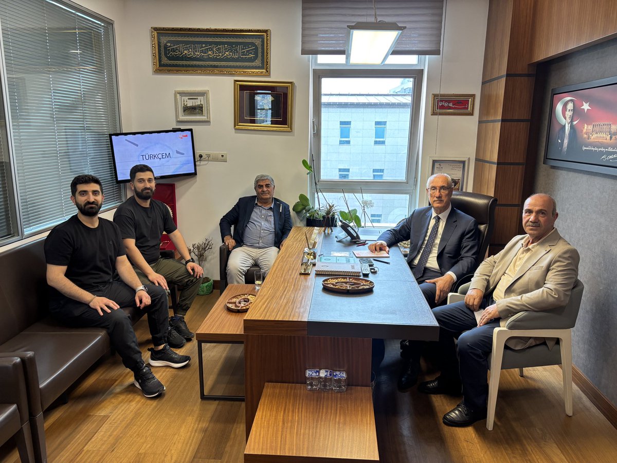 FeyziBerdibek1's tweet photo. 📍TBMM

Değerli akrabalarım Hatip BERDİBEK, Mehmet BAYINDIR, Ahmet BERDİBEK ve Yakup BERDİBEK kardeşlerime nazik ziyaretleri için teşekkür ederim.
Sağ olsunlar… https://t.co/PZ8oBAKxIf