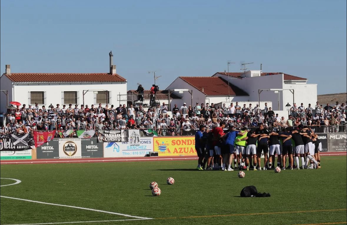 Todavía sigo pensando en el día de ayer, sois la mejor afición del mundo y quiero daros las gracias por estos 2 partidos animando sin parar…. Quedan otros dos y estoy seguro de que lo seguiréis haciéndolo familia.      Mi equipo Mi afición Mi escudo 🤍🖤 VIENE LO MEJOR
