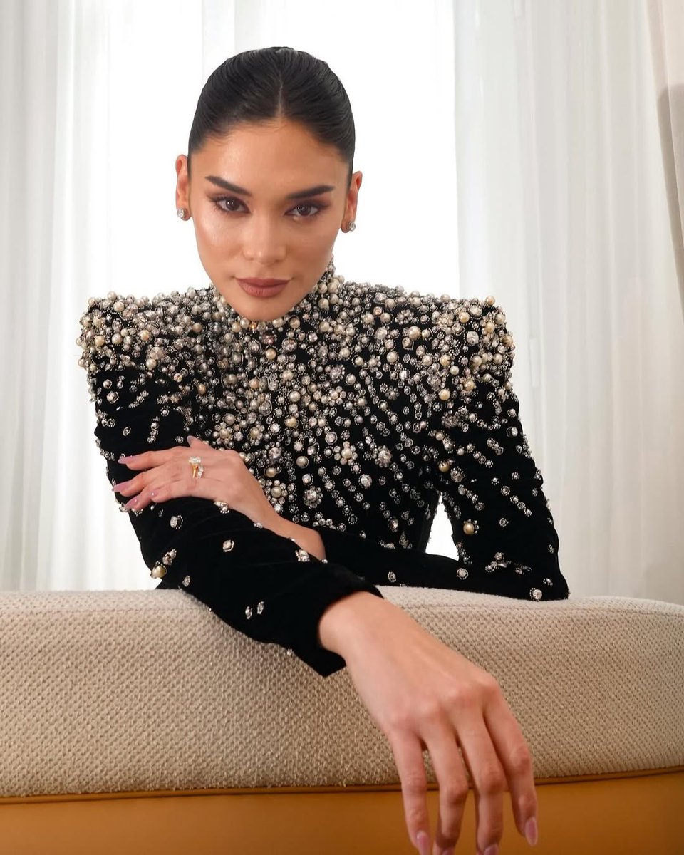 #Filipina beauty queen #PiaWurtzbach turned heads at the 2025 #CannesFilmFestival, exuding strength and elegance in a striking black velvet gown by #Lebanese designer #ZuhairMurad. 🖤