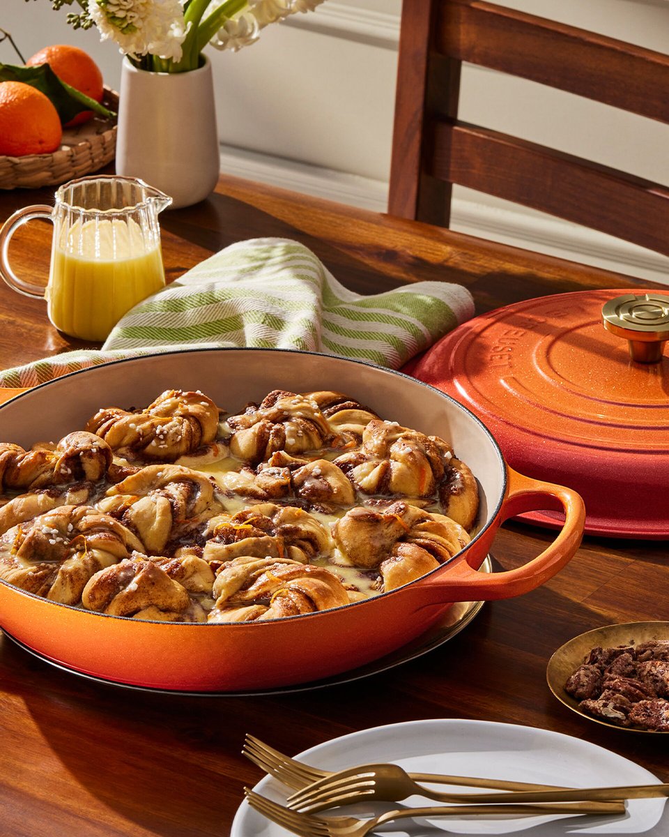 From oven to table, the Flamme Dorée Cast Iron Shallow Casserole turns cinnamon buns with an orange glaze into a morning ritual worth savouring 🍊✨ Shop now in-store or online.