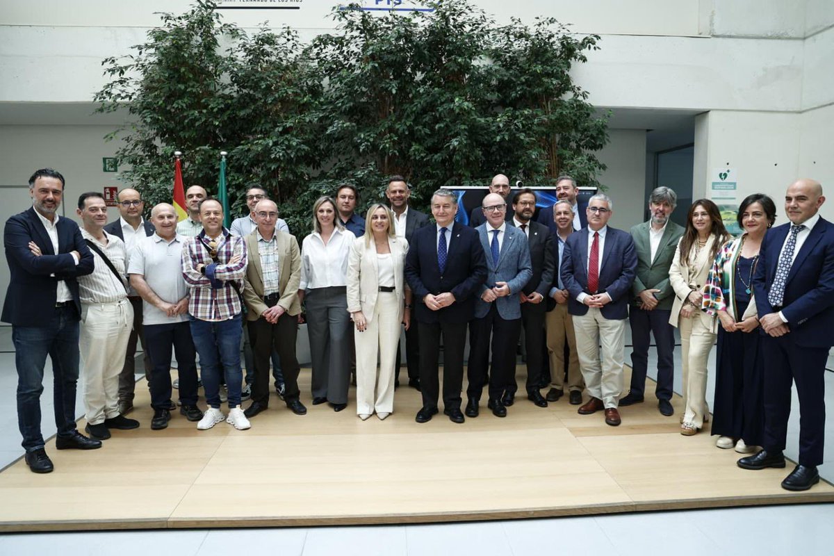 🛜De la mano del consejero de <a href="/InteriorJunta/">Consejería de la Presidencia y Emergencias</a> <a href="/antoniosanz/">Antonio Sanz Cabello</a> el Centro de Inteligencia Artificial de #Andalucía abrirá sus puertas en noviembre en nuestra ciudad.

Ponemos la innovación al servicio de las personas, y desde #Granada queremos contribuir al liderazgo que está