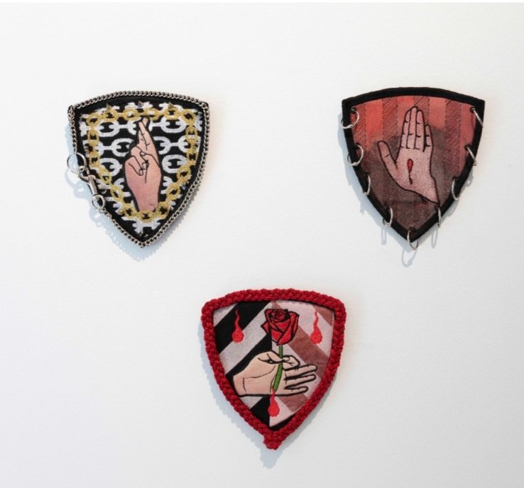 Quand l'art contemporain se réapproprie l'#héraldique et les codes des #blasons
* Diana Burger > Tre lions, 2008, crochet and embroidery on water color paper
* Mai Tabakian > série  Blason Code
* Jakob Rowlinson > Dream team