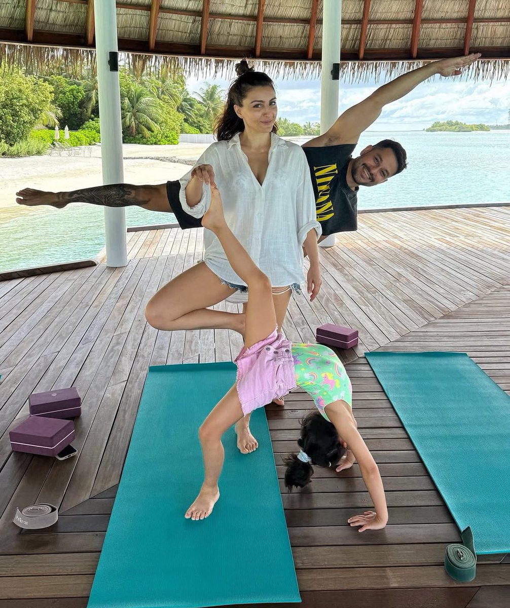 bombaytimes's tweet photo. #SohaAliKhan celebrates #KunalKemmu’s birthday on a tropical getaway with their daughter #Inaaya. https://t.co/875MAjIUij