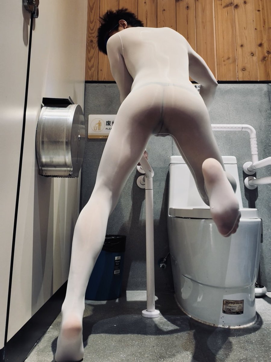 在外面跑步的时候还是黑皮，进公厕秒变白皮 #公厕 #丝袜
