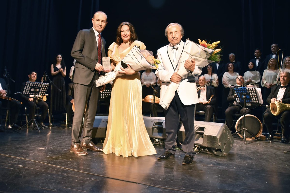 🎶 Odunpazarı HEM TSM Korosu'ndan 50. Sanat Yılı Konseri

🎤Odunpazarı Halk Eğitimi Merkezi Müdürlüğü Türk Sanat Müziği Korosu, 50. sanat yılını Şef Hüseyin ERBAY yönetiminde düzenlenen sezon sonu konseriyle taçlandırdı. 
📍 Yunusemre Kültür Merkezi’nde gerçekleşen gecede, koro