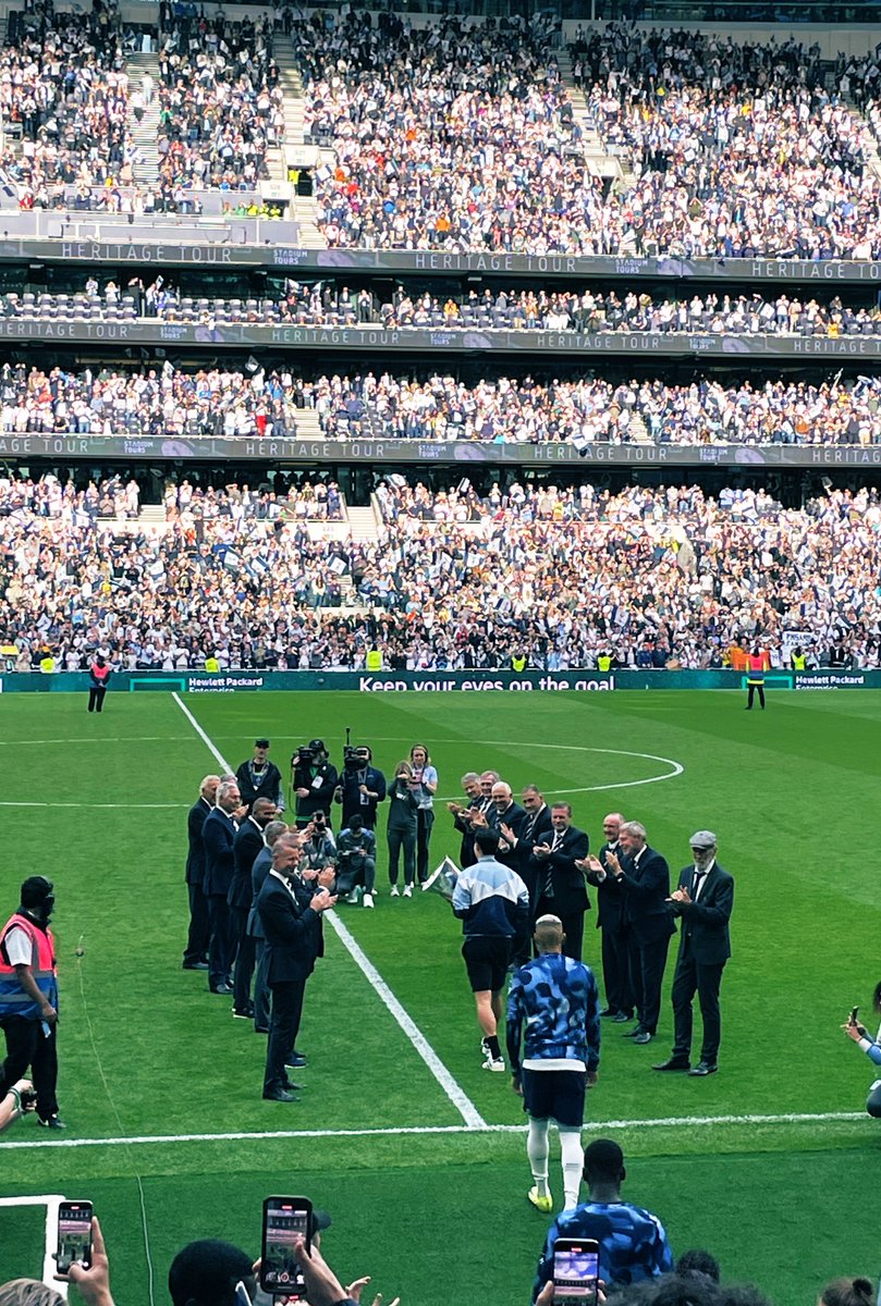 Great touch with many Tottenham legends forming a guard of honour for the current Spurs team and the Europa League trophy yesterday 👏 🏆 COYS