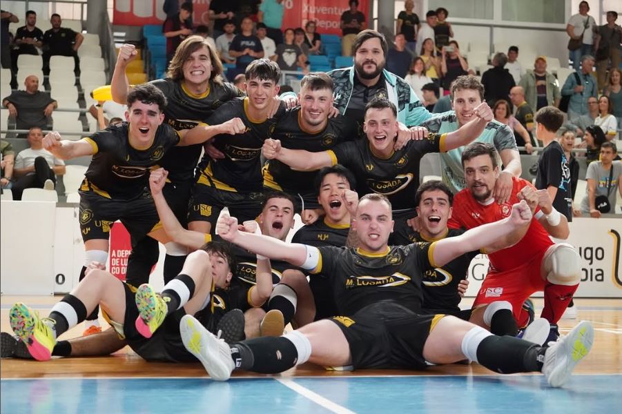 ⬆️ Así celebraba tamén o filial do <a href="/ADCLugoSala/">Lugo Sala ⚫️💛</a> o seu ascenso de categoría á Terceira Nacional F.S. ! 

👏 Parabéns!!