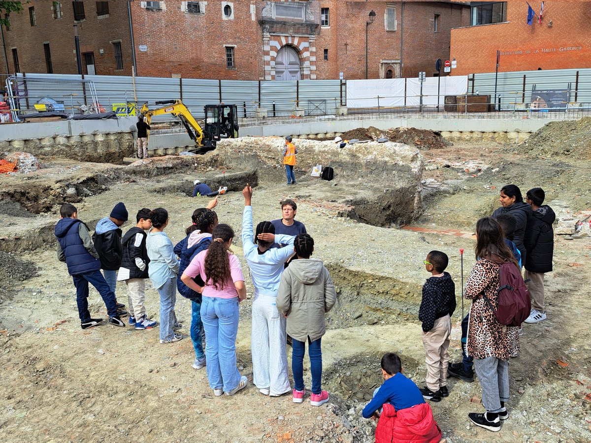 Actualités Inrap Midi-Méditerranée (@inrap_actummed) on Twitter photo Après les latinistes du collège Toulouse-Lautrec la semaine dernière, au tour d'élèves de l'école Daste d'Empalot de découvrir l'archéologie préventive et de visiter la fouille de Toulouse Sainte-Anne réalisée en partenariat par l'<a href="/Inrap/">Inrap</a> et le Service archéologique <a href="/Toulouse/">Toulouse - Mairie et Métropole</a> Après les latinistes du collège Toulouse-Lautrec la semaine dernière, au tour d'élèves de l'école Daste d'Empalot de découvrir l'archéologie préventive et de visiter la fouille de Toulouse Sainte-Anne réalisée en partenariat par l'<a href="/Inrap/">Inrap</a> et le Service archéologique <a href="/Toulouse/">Toulouse - Mairie et Métropole</a>