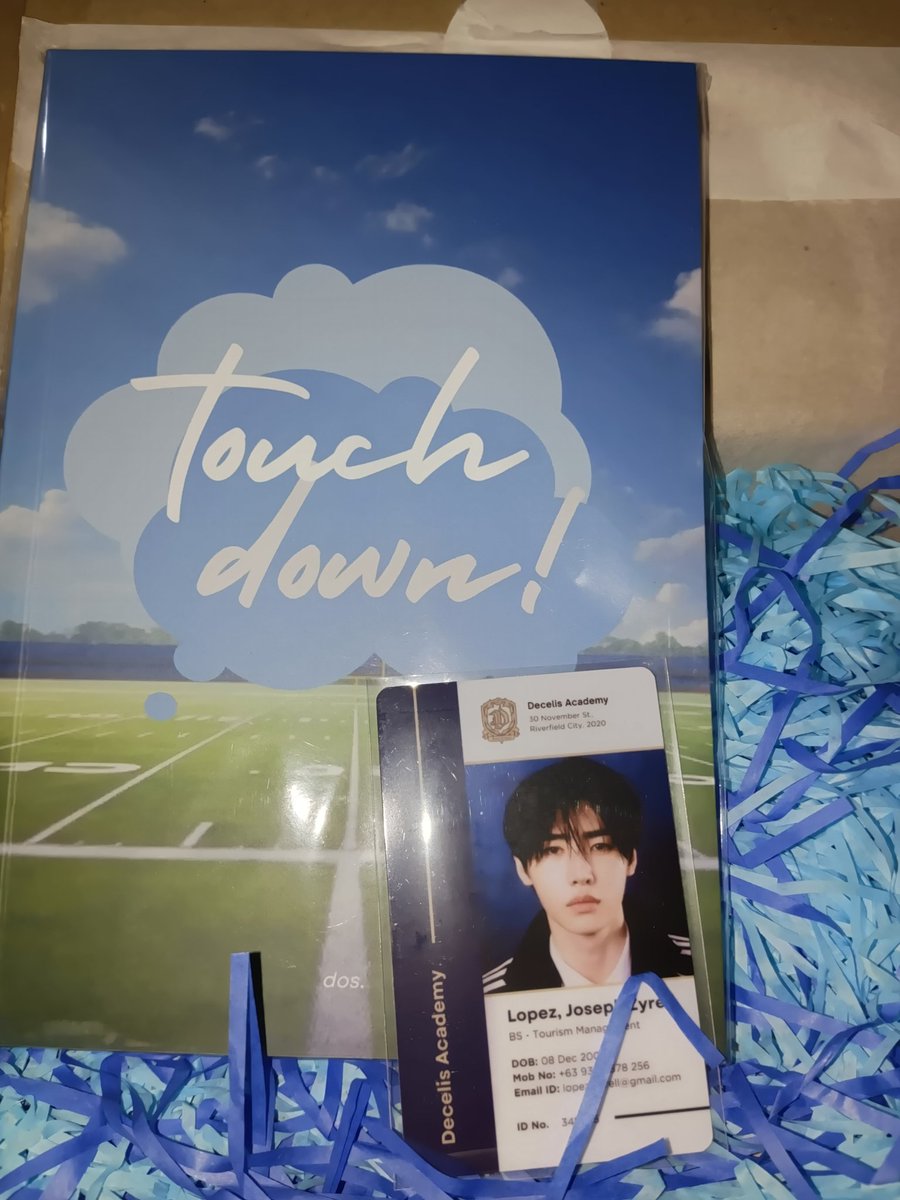 kimeunra094's tweet photo. Got my 1st poly au book! Excited nako mabasa ung story ng KhaiSiah before Jos enters. Ang bango ng book hindi siya amoy papel kundi amoy pabango. May id na rin ako ni Jos! Thnx @doscribbles
#TouchdownLanded #nakakatouchdown #KhaiSiahZyTakesTheField #whathaffenjosiknowkhaisiahryt https://t.co/kYy6OMQIVw