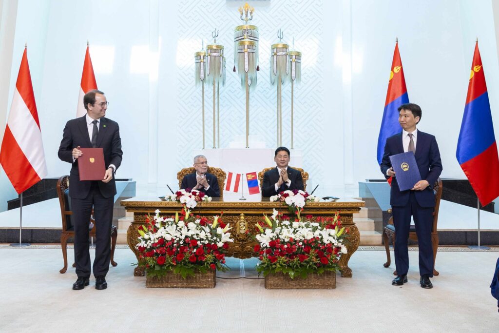 MongolDiplomacy's tweet photo. Монгол, Австри Улс Хамтарсан тунхаглал гаргалаа.

🔗https://t.co/sPxnCQkuJf https://t.co/M0gIYCainD