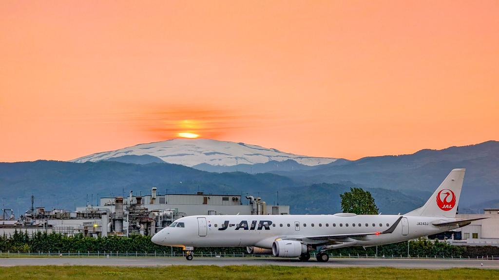 rakkofx's tweet photo. 月山にはまだまだ雪がたくさん残ってる。 #JAIR #JAL #RJSC #JAL174 #JA242J https://t.co/EHEQtwVKbe