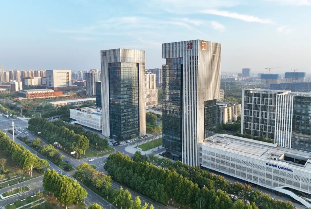 IntAssocofHefei's tweet image. #Hefei is unlocking its AI code, setting up China&apos;s first AI industry base, and showing the globally recognized spark model at #OsakaExpo2025. With 30+ large models, smart health tools, and the powerful Chaohu Bright Moon supercomputing cluster, AI here isn&apos;t a concept but a…