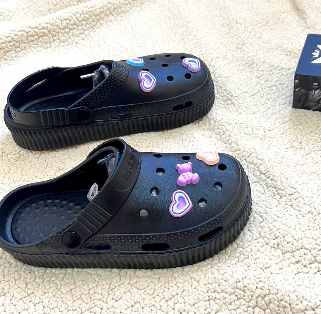 Thick sole clogs with beautiful silicone stickers 😍 

Ghc150 only 
24hrs delivery anywhere within Ghana 🇬🇭 

Shop now >> nexotin.com/shop/categorie…