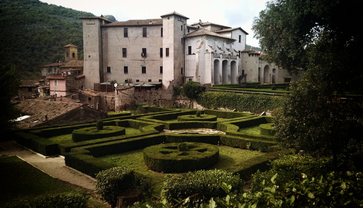 visit_lazio's tweet photo. Il Castello Theodoli, a #Sambuci, risale all'Alto Medioevo come struttura difensiva e di controllo della valle dell’Aniene. I 50 mila metri quadri di giardino all'italiana sono oggi un bellissimo parco comunale.
👉 https://t.co/NRFQ2PQMo2
#VisitLazio https://t.co/Ql5aIlKSzX