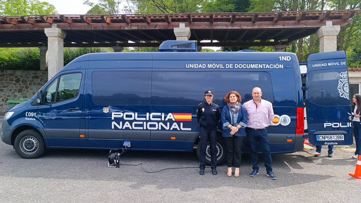 DelegGobGAL's tweet photo. 📢@MRivasL explica que coas #VIDOC a veciñanza poderá ter listo tanto o DNI como o do pasaporte en 1⃣0⃣minutos.
🚔@policia destina á provincia da #Coruña 3⃣VIDOC.
📢“Son un antes e un despois nos pequenos concellos, saldando una débeda histórica coa súa veciñanza". https://t.co/Okygis3bZ5
