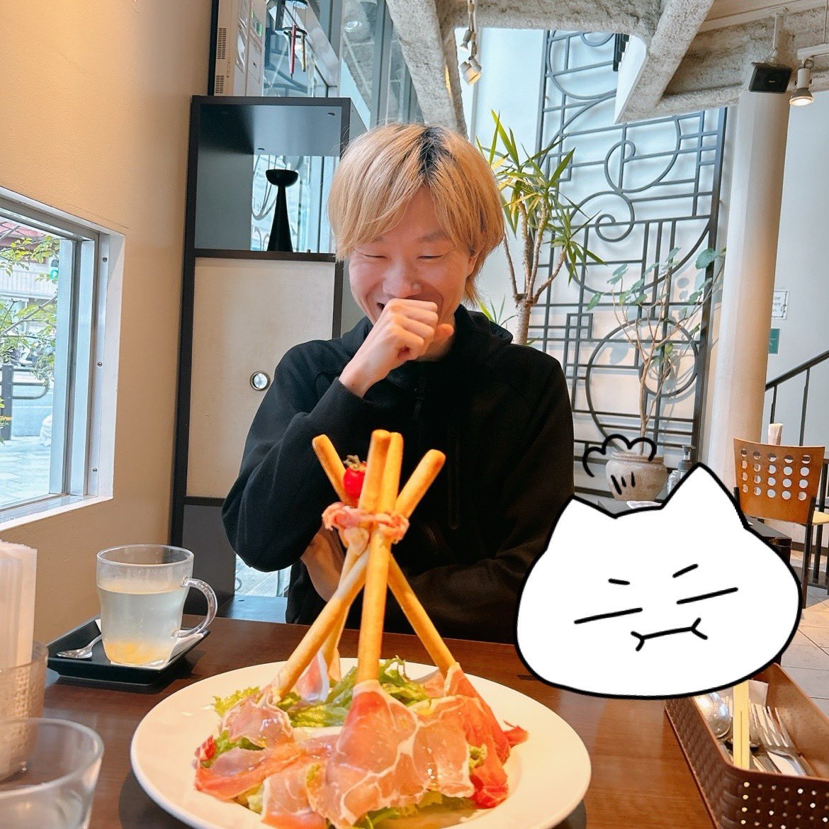 私が注文した晩ごはんをみて大喜びするおぶやん💁‍♀️ #1日1おぶやん