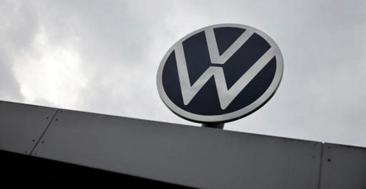 #Dieselgate #VW arrivano alcune condanne. Pene da 2 a 4 anni per ex capo elettronica e ex capo sviluppo motori diesel. Pene di oltre 1 anno con libertà vigilata per ex direttore sviluppo marchio (il più alto rango) e ex capo dipartimento. Winterkorn processato separatamente .