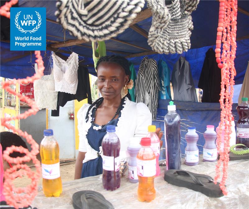 WFP_Cameroon's tweet photo. #Cameroon 🇨🇲

Women are driving the success of cash assistance in the South-West. With support from @WFP and donors such as @Cargill, @WorldBank, @eu_echo & US Government, they have launched businesses, opened bank accounts, and joined village savings groups.

Since 2023, 123,700 women in the region have been financially empowered.

#Savinglives
#ChangingLives