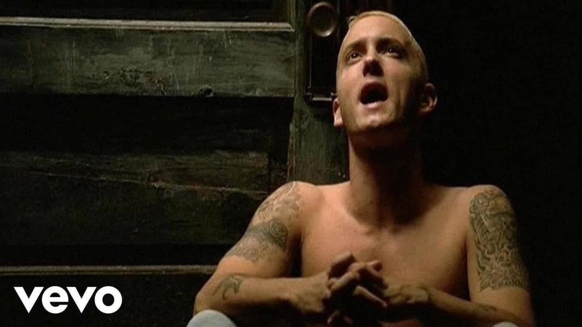 elmusicfeelings's tweet image. #PressPlay Il y a 25 ans, Eminem sortait le fameux "The Eminem Show", qui arrivait 2 ans après "The Marshall Mathers LP". L'opus va connaitre un énorme succès critique et commercial. Moins autobiographique son prédécesseur, il n'en est pas moins pointu. Il évoque plusieurs sujets