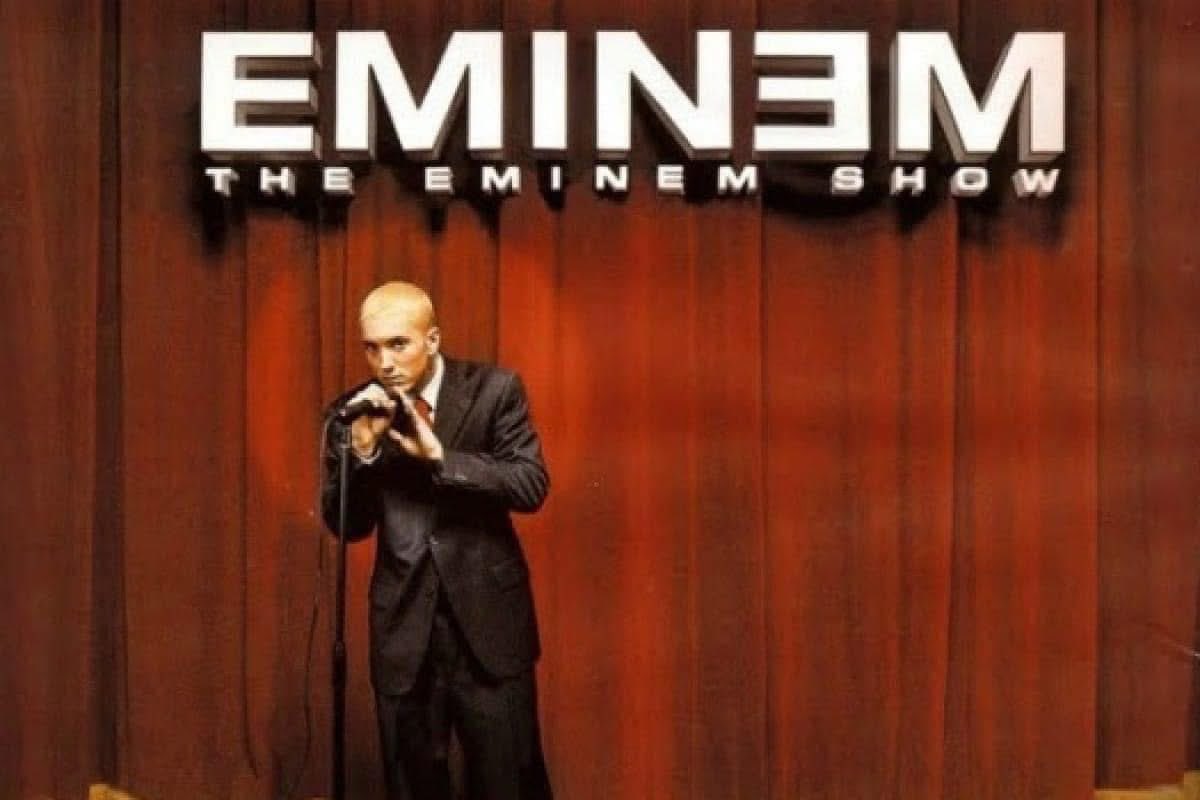 elmusicfeelings's tweet image. #PressPlay Il y a 25 ans, Eminem sortait le fameux "The Eminem Show", qui arrivait 2 ans après "The Marshall Mathers LP". L'opus va connaitre un énorme succès critique et commercial. Moins autobiographique son prédécesseur, il n'en est pas moins pointu. Il évoque plusieurs sujets