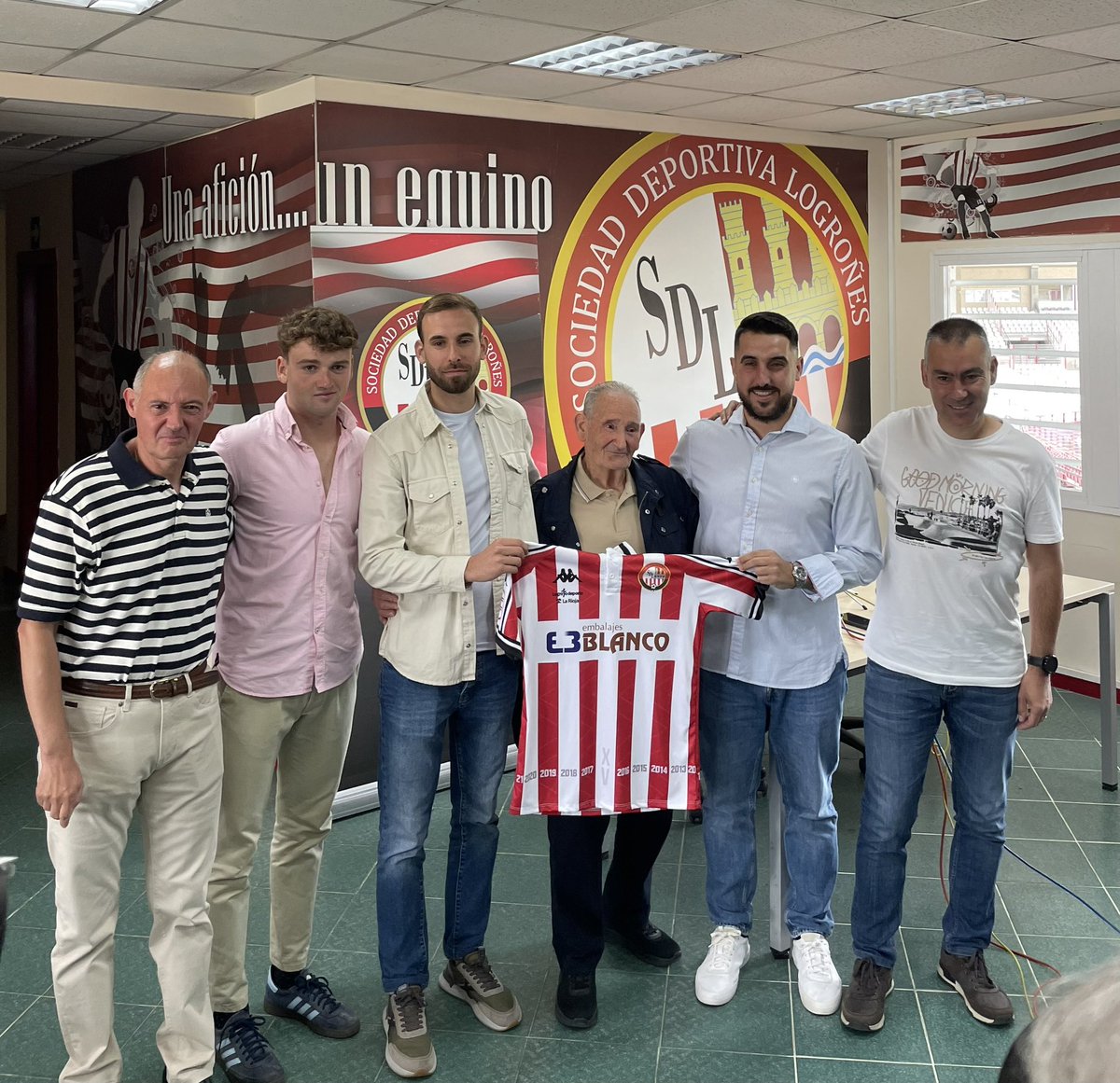 ¡Nuestro 𝗰𝘂𝗲𝗿𝗽𝗼 𝘁𝗲́𝗰𝗻𝗶𝗰𝗼 para la temporada 25-26! 

🧑‍✈️ Adrián Cantabrana (entrenador)
🧢 Jon Ander Unanua (2° entrenador y preparador físico)
👨‍💻 Gabriel Coloma (analista)
📋 Iñigo Retegui (delegado) 
🛡️ Jesús y Chuchi Martínez (utilleros)

#15AñosContigo