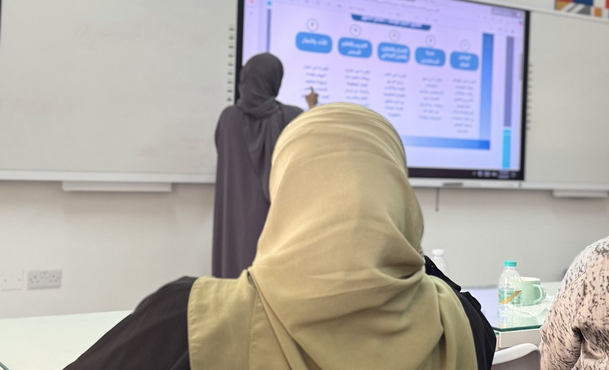 نفذت مديرة المدرسة الأستاذة شيخة الجفيلية مشغل للهيئة الإدارية والتدريسية حول الإطار العام لحوافز الإجادة المؤسسية حيث تم توضيح مسارات تكريم الموظفين والاشتراطات الصادرة من مكتب إدارة منظومة الأداء الفردي.

#فعاليات_تعليمية_مسقط
#مدارسنا_مستقبل_واعد