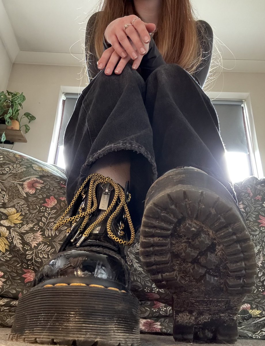 Lick the dirt of my shoes 🤣