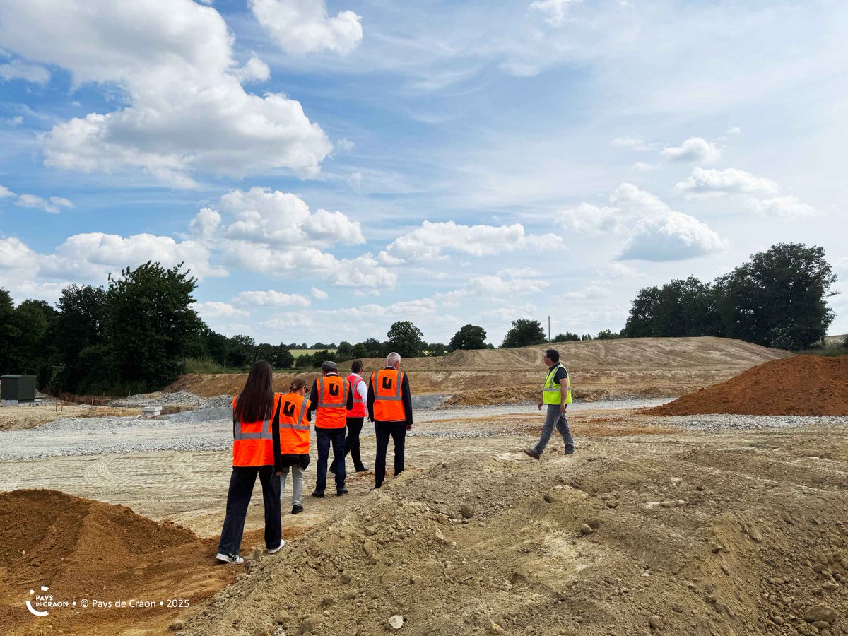 PaysCraon's tweet image. [ZA EIFFEL]
Le #PaysDeCraon continue l'aménagement de son #territoire avec le #contournement de la RD 25 et l'extension de sa ZA Eiffel. Des travaux ont débuté sur la RD 25, à proximité de l’actuel hippodrome.

1/3