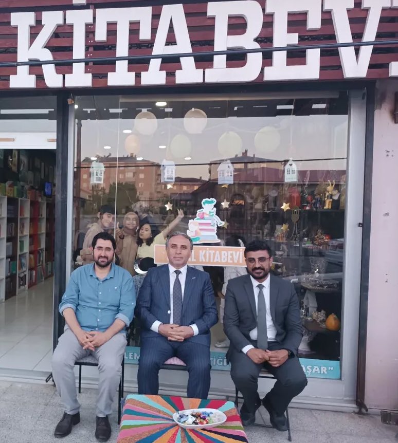 Güzel şehrimiz Van’da Türkçemizin bayrağını dalgalandıran iki kahramanın misafiri olduk. Hayal Bilgisi Dergisi, Hayal Kitabevi başta olmak üzere sayısız iyilik ve güzelliğe öncülük eden kültür dostu Cihat ve Ayşe Albayrak’a şükranlarımı sunuyorum. Nice güzel programlara inşallah.