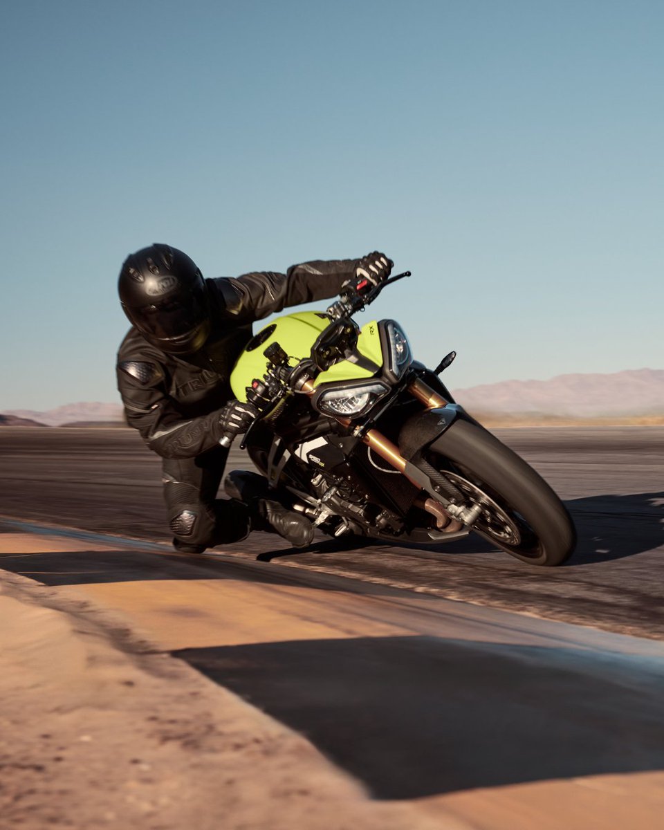 El depósito en Triumph Performance Yellow de la nueva Speed Triple 1200 RX está causando sensación 😍

Deja un 🍋 en los comentarios si tu también quieres tenerla en tu garaje o configura la tuya aquí 👇
bit.ly/Config_ST1200RX