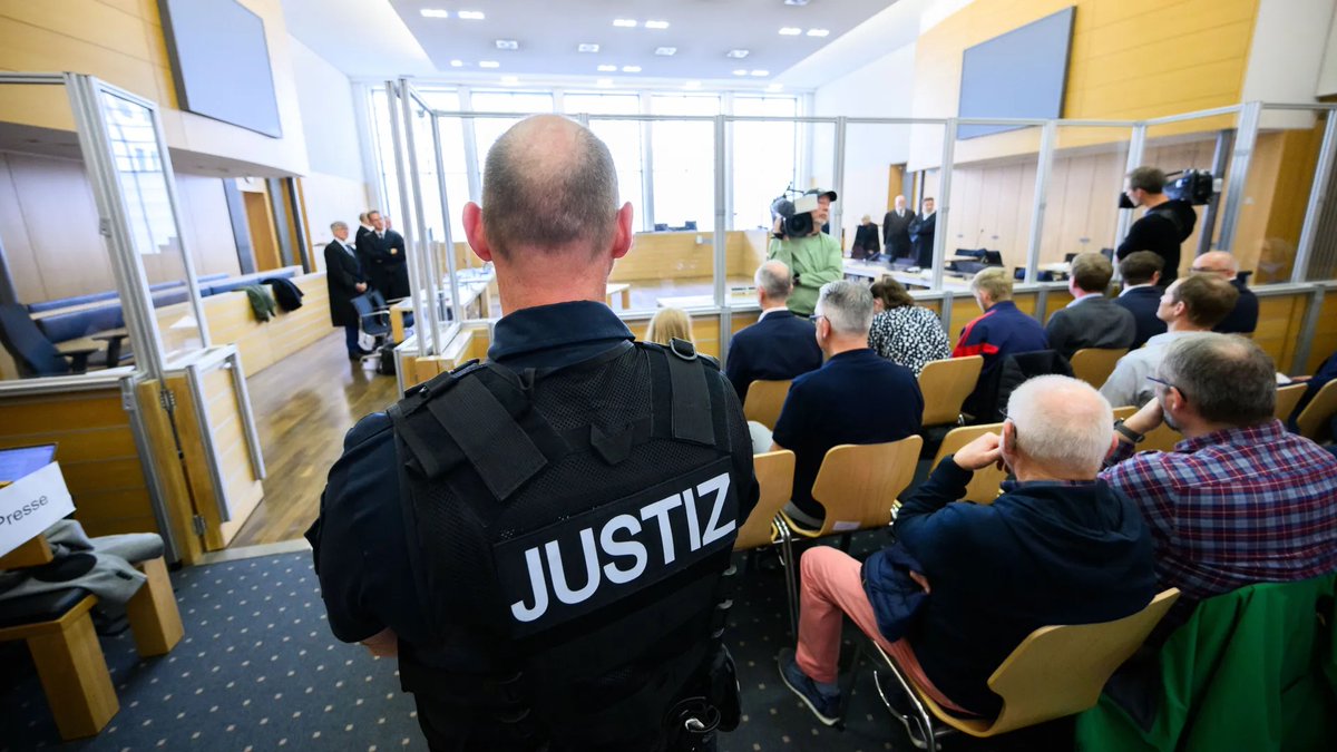 VW Diesel Skandal: 4 VW Managers were Sentenced to Prison today

A former head of diesel engine development has been sent to prison for four and a half years. The former head of drive electronics received two years and seven months in prison. The highest-ranking defendant, an
