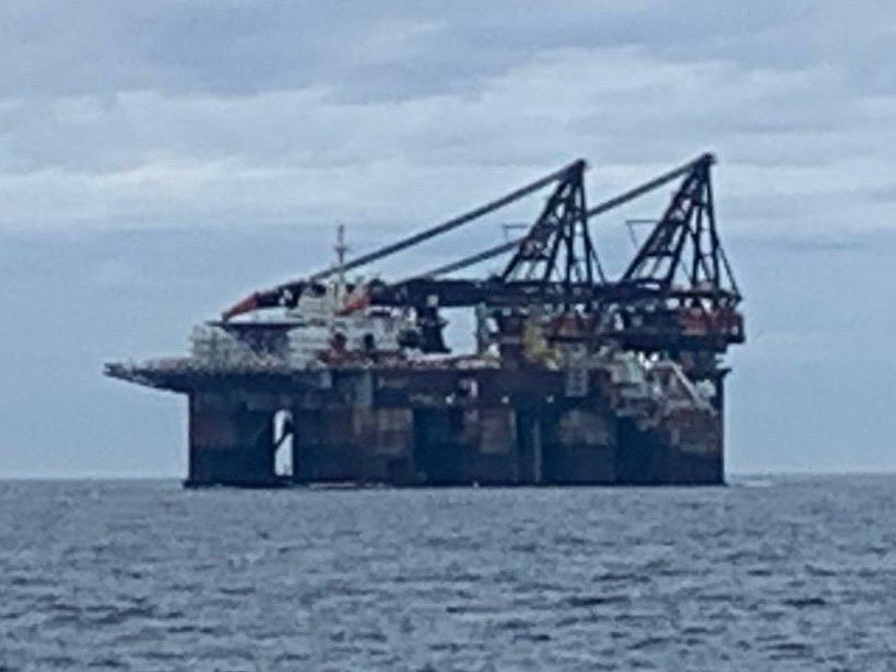 njcoast_protect's tweet photo. Is this some kind of megastructure used by the Empire in #StarWars?

Unfortunately, no. It’s a different kind of Death Star, as the EMPIRE STRIKES BACK in #NYC and New Jersey.

This is the Panamanian 🇵🇦 flagged, Netherlands 🇳🇱 operated and crewed Thialf, the monstrous pile-driver for Empire Wind coming to destroy wildlife habitat and kill fish, marine mammals and more.

Built in 1985, the Thialf has routinely made lists of the world’s ugliest ships. 
#StopEmpireWind