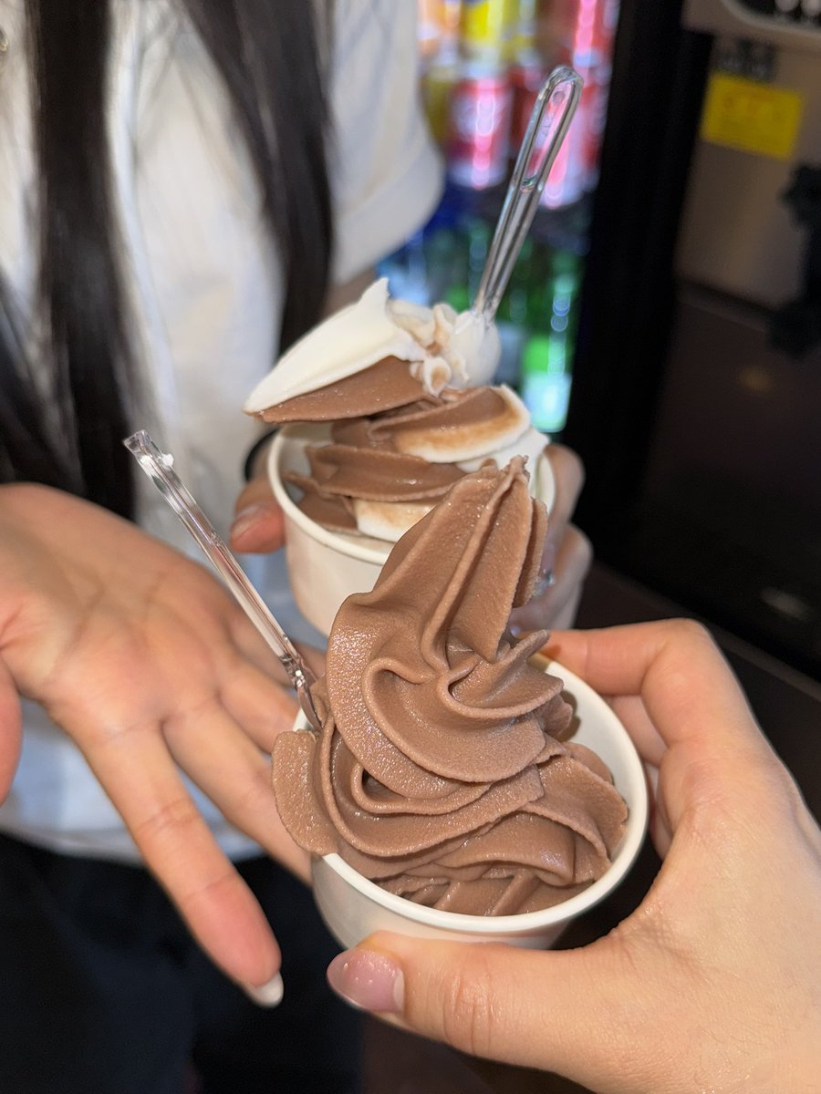 홍대 중경식객 가서 실수로 훠궈 무한으로 많이 먹어줌 .... 2인세트 49,900원에 훠궈 무한리필+미니꿔바로우+새우완자+음료 구성이라 가성비 괜찮아 ..훠궈 다 죽자..하는 날에 가서 많이 마셔줌!!!! 아이스크림까지 꼬옥 먹고와 .. ❤️‍🔥❤️‍🔥❤️‍🔥❤️‍🔥❤️‍🔥